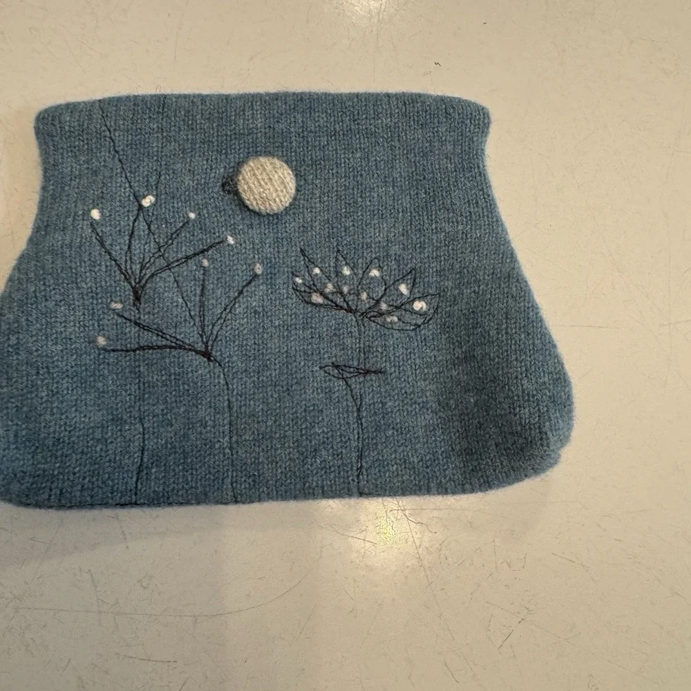 Janie Knitted Textiles embroidered wildflower, clutch Sprig‎ purse Tweed button